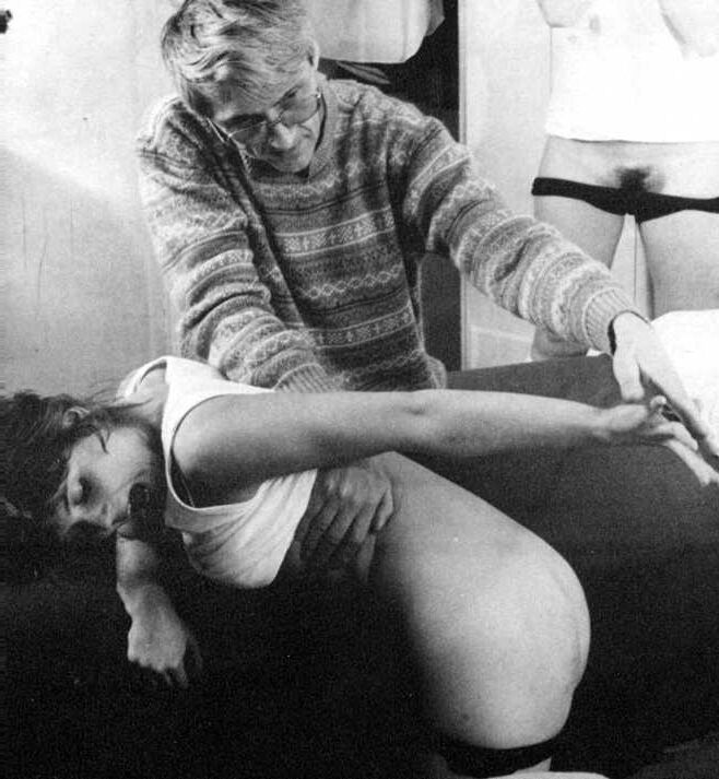 Retro Spanking errötet Bild Set zwei Mädchen Jumper Mann