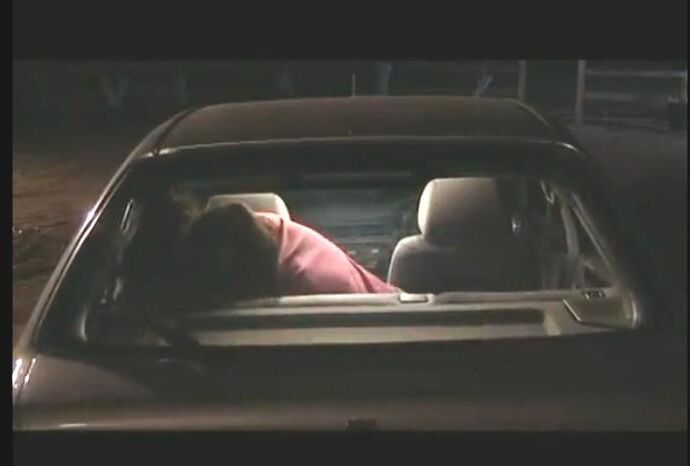 Estrangulado na parte de trás do seu carro