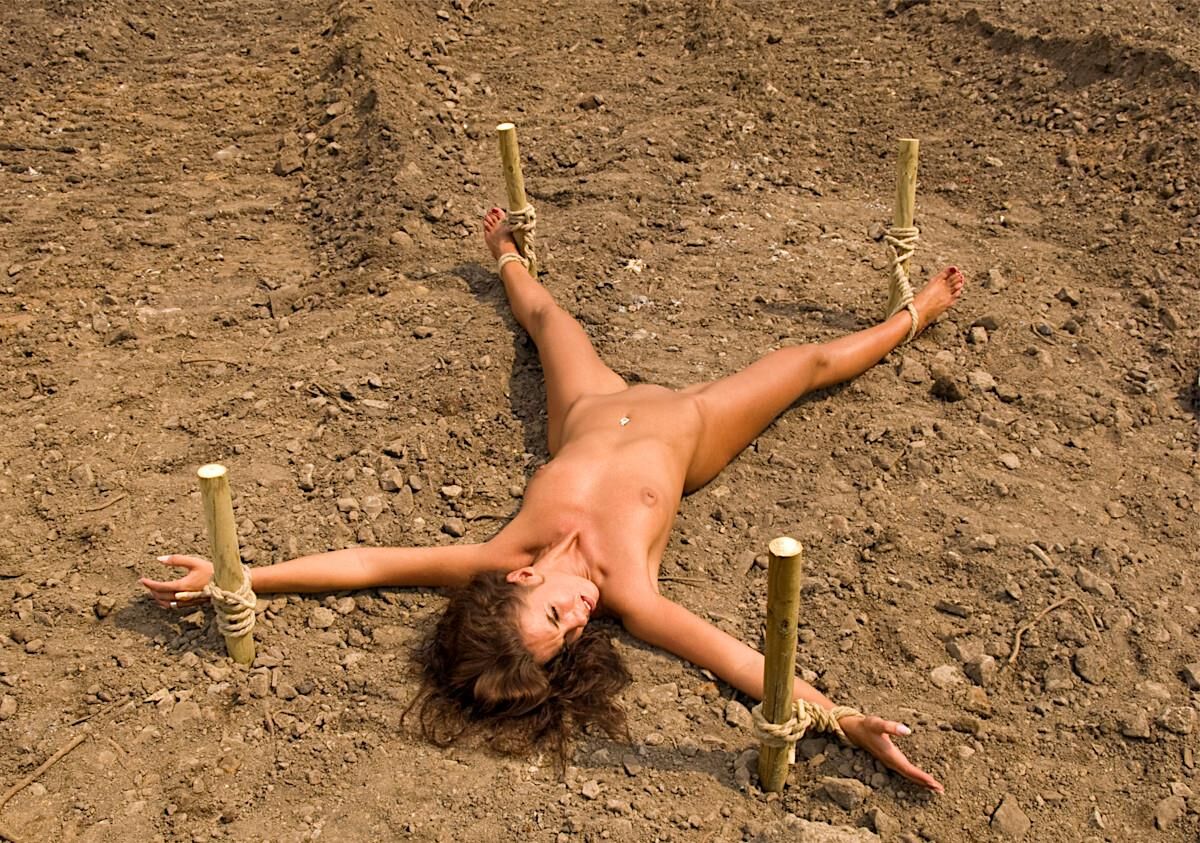 Frauen in Spreadagle Bondage