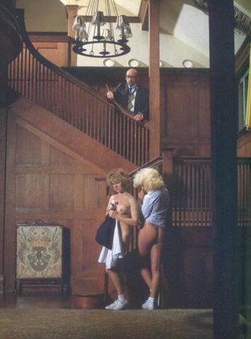 Retro Spanking errötet Bild Set zwei Mädchen Flur