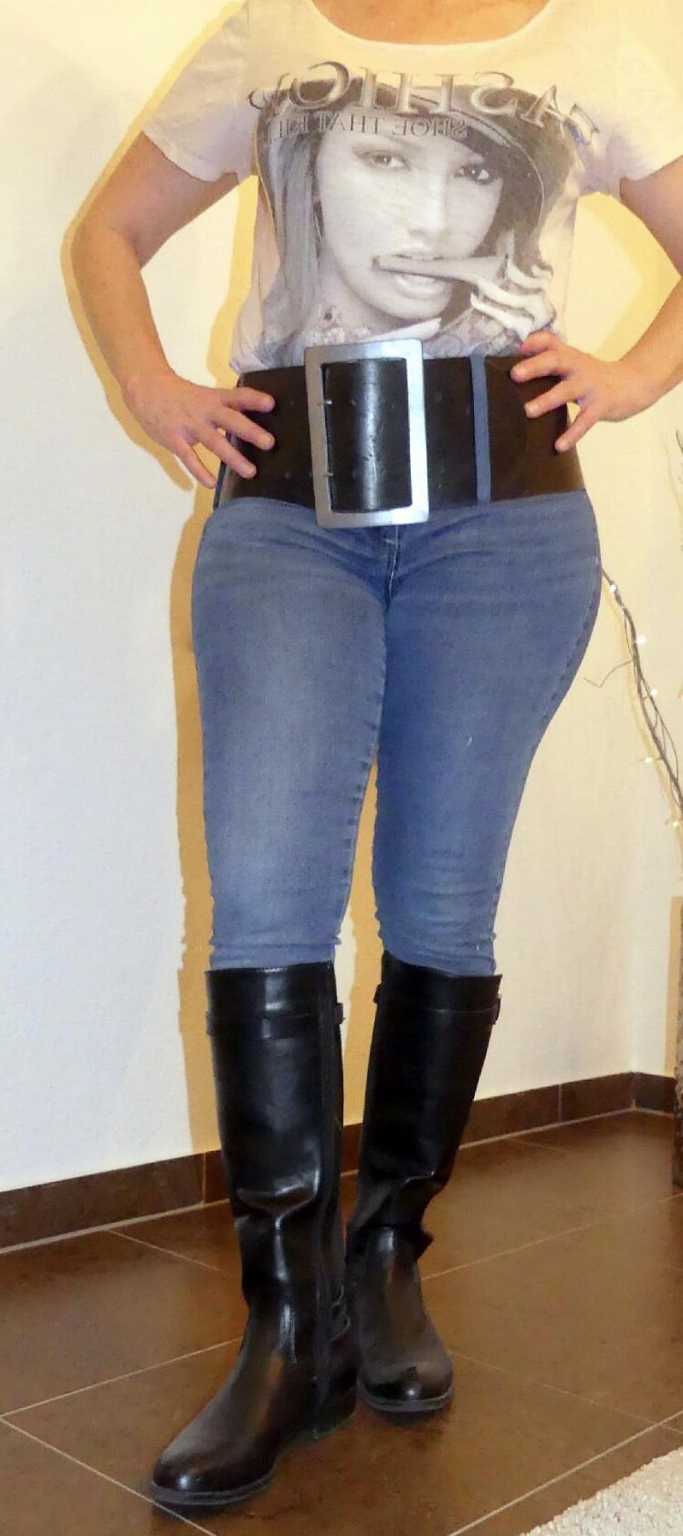 Mädchen, die breite Leder Brutgürtel tragen