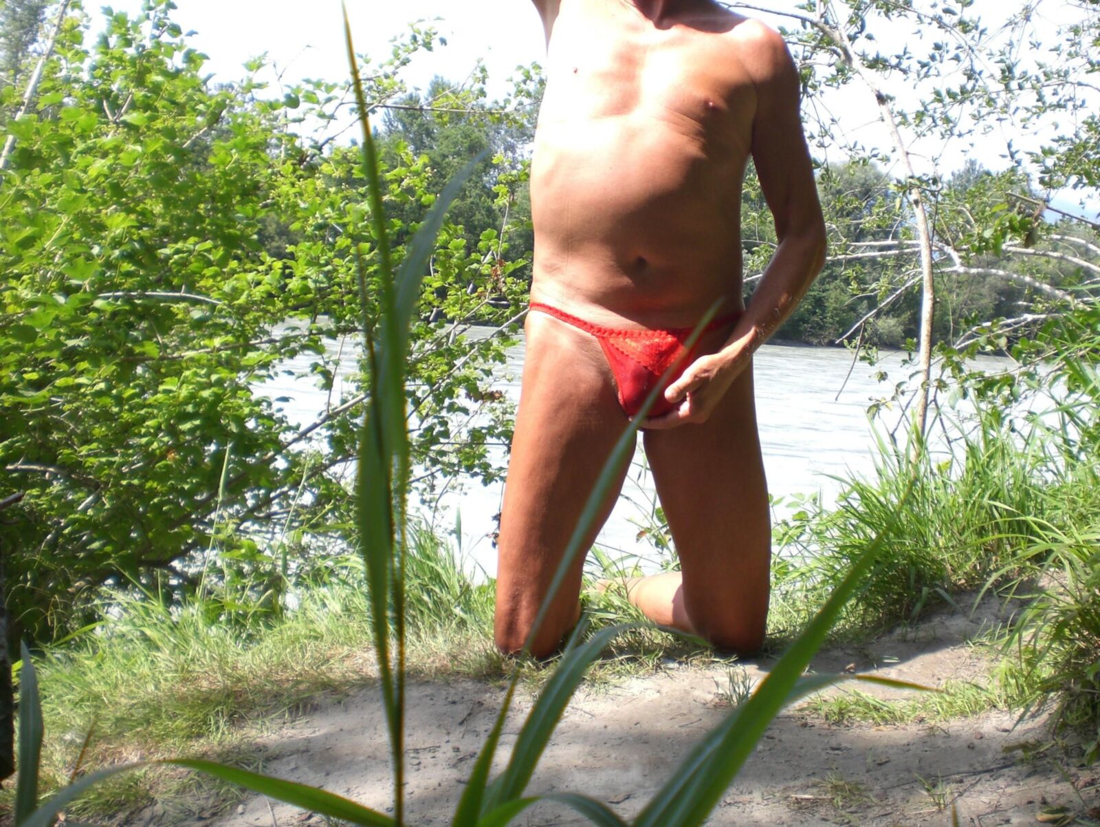 Sklavin geil am Fluss