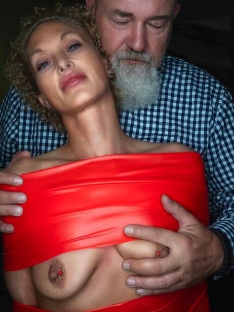 MELODY MATURE HOT