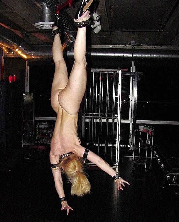 A couple of MILF's hanging around giving head