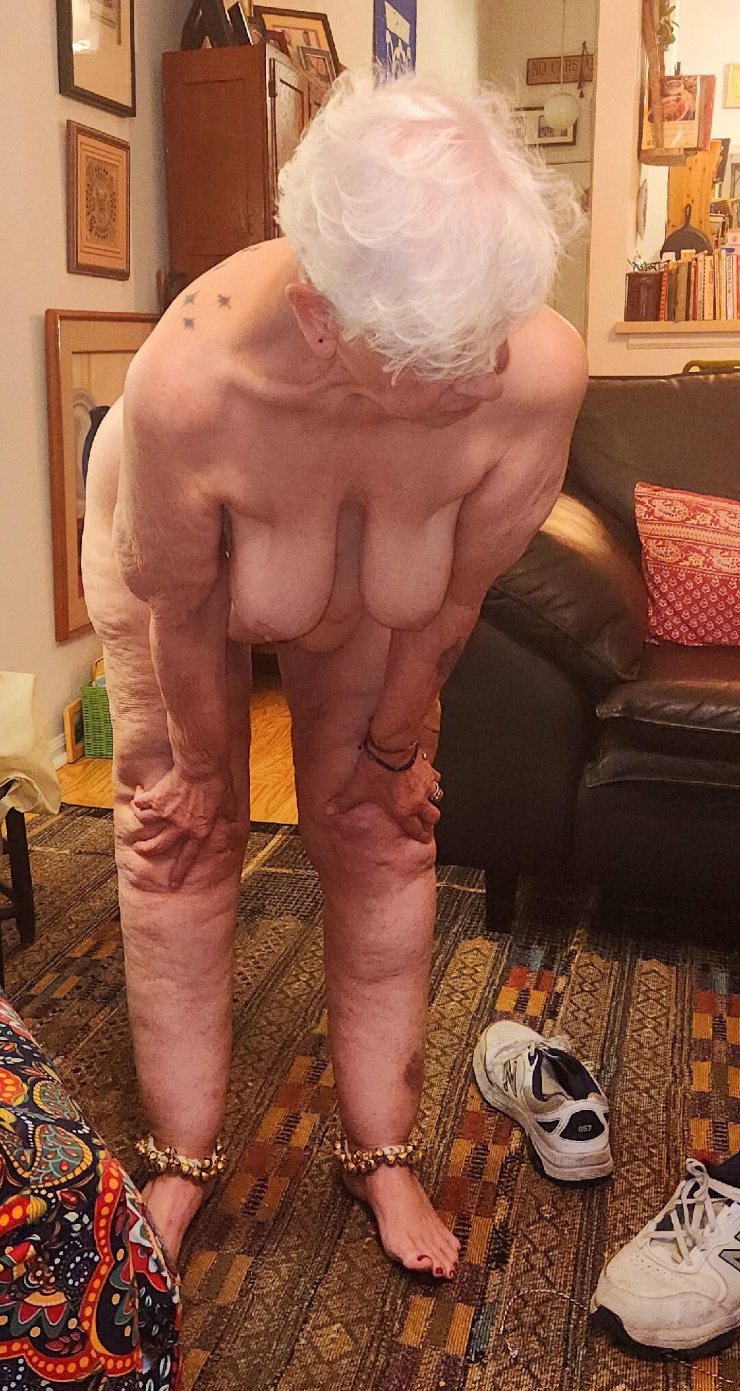彼女の古い垂れ下がったおっぱいを見せている古い豚