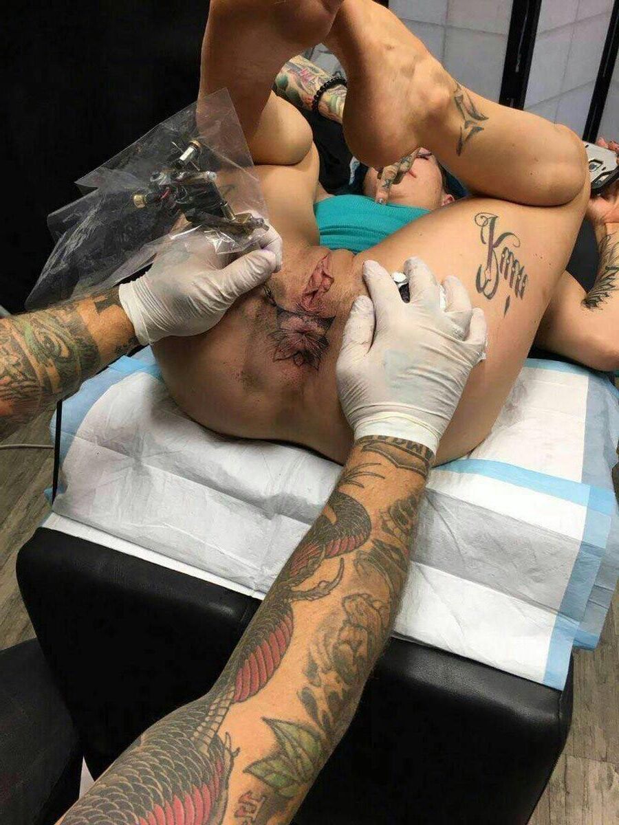 Modificações extremas: tatuagens travessores de piercings esticados