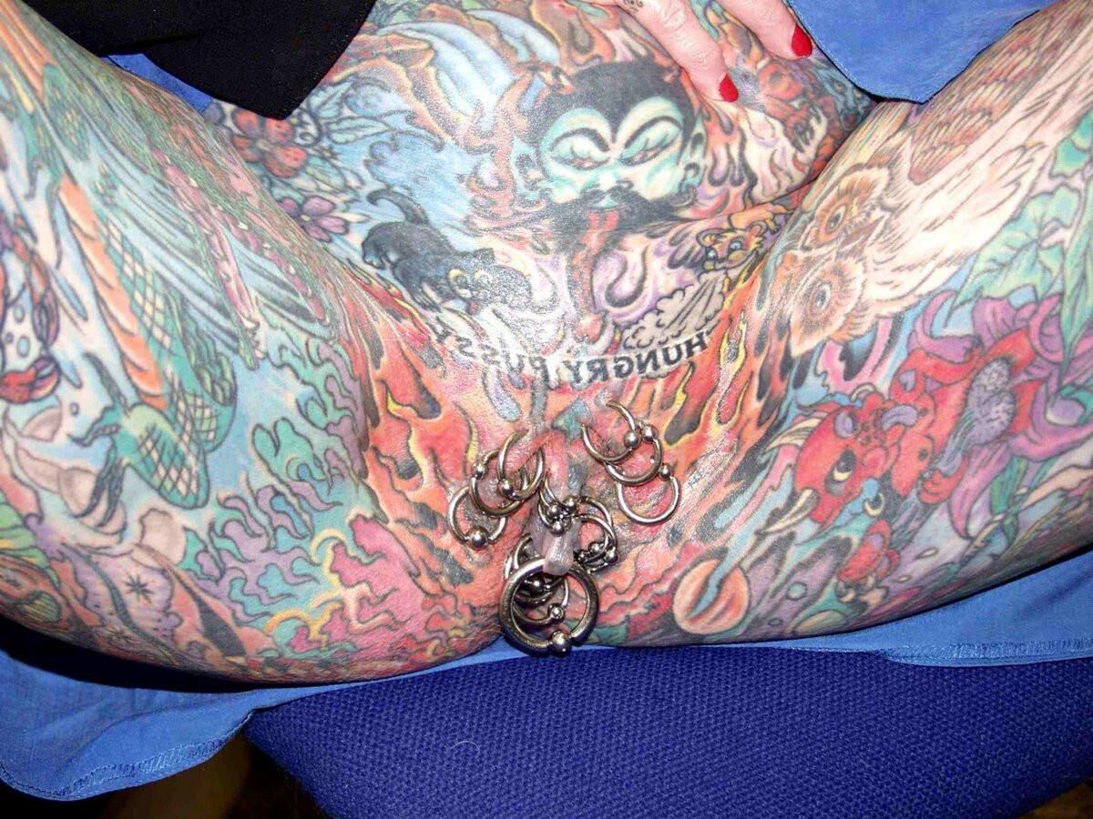 Modificações extremas: tatuagens travessores de piercings esticados