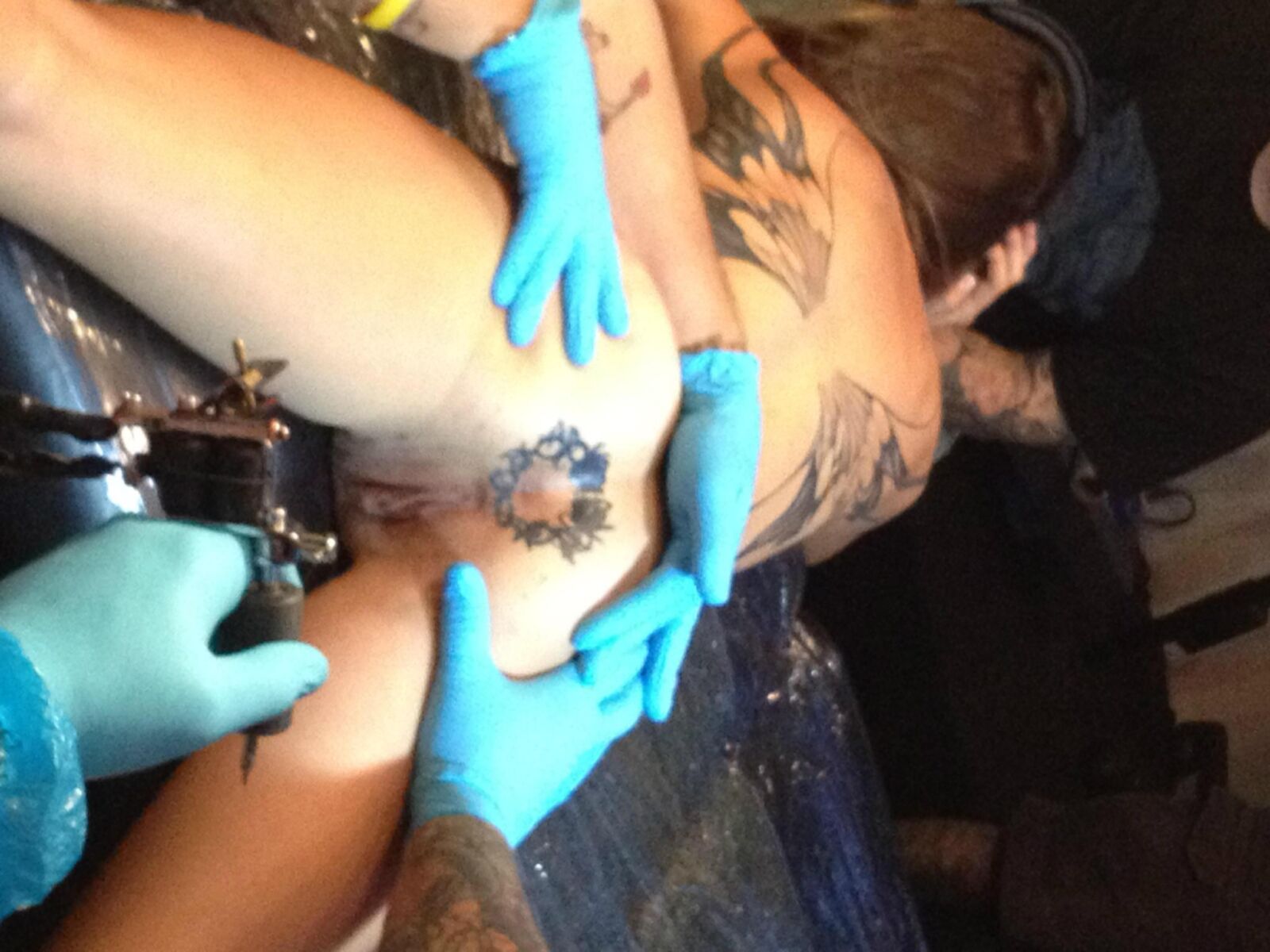 Modificações extremas: tatuagens travessores de piercings esticados