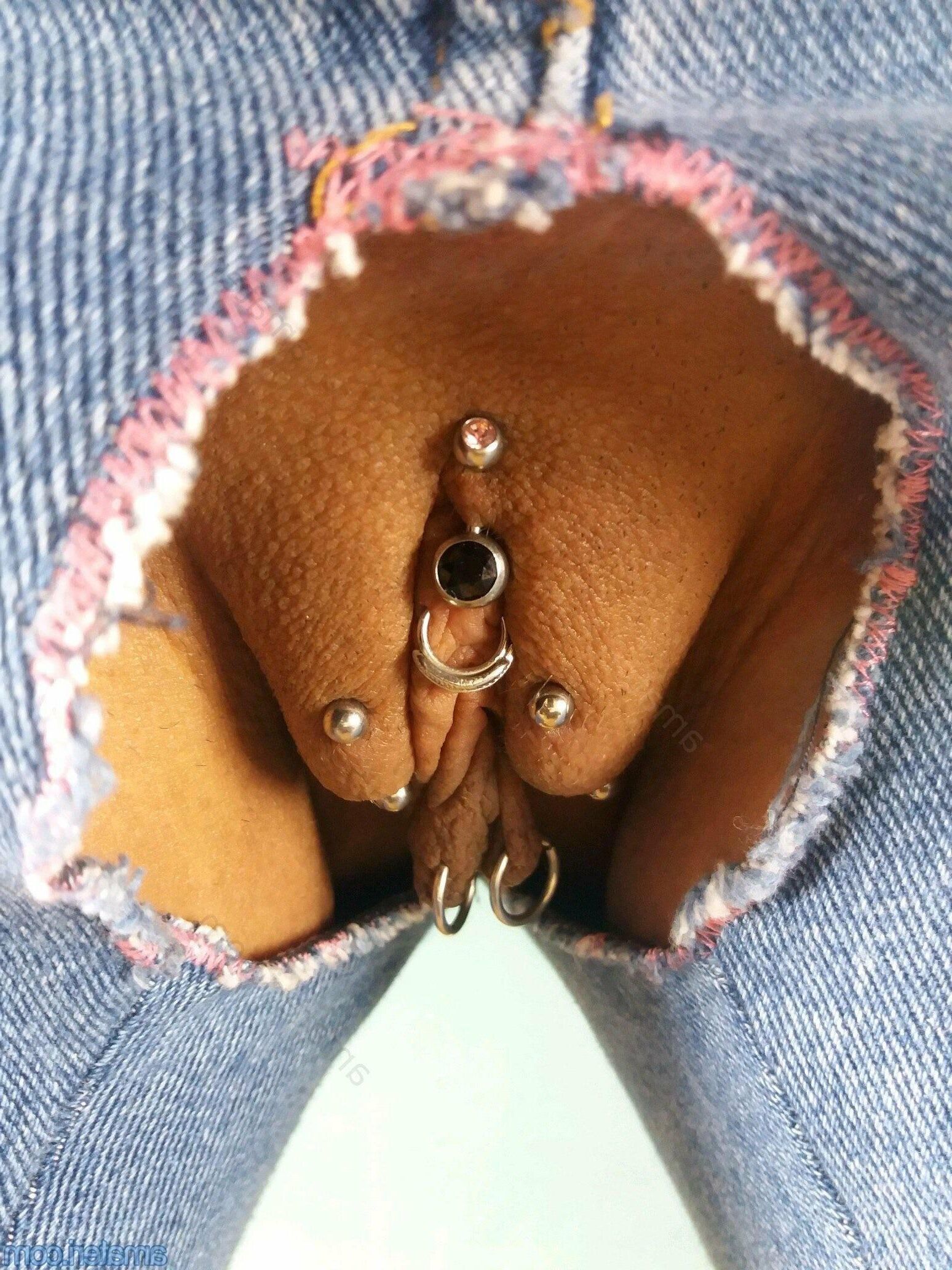 Modificações extremas: tatuagens travessores de piercings esticados