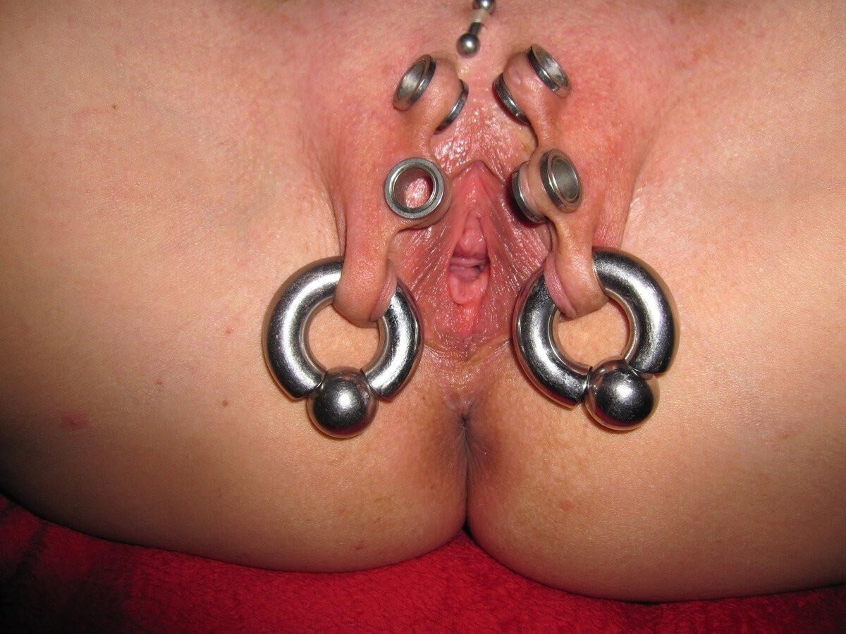 Modificações extremas: tatuagens travessores de piercings esticados