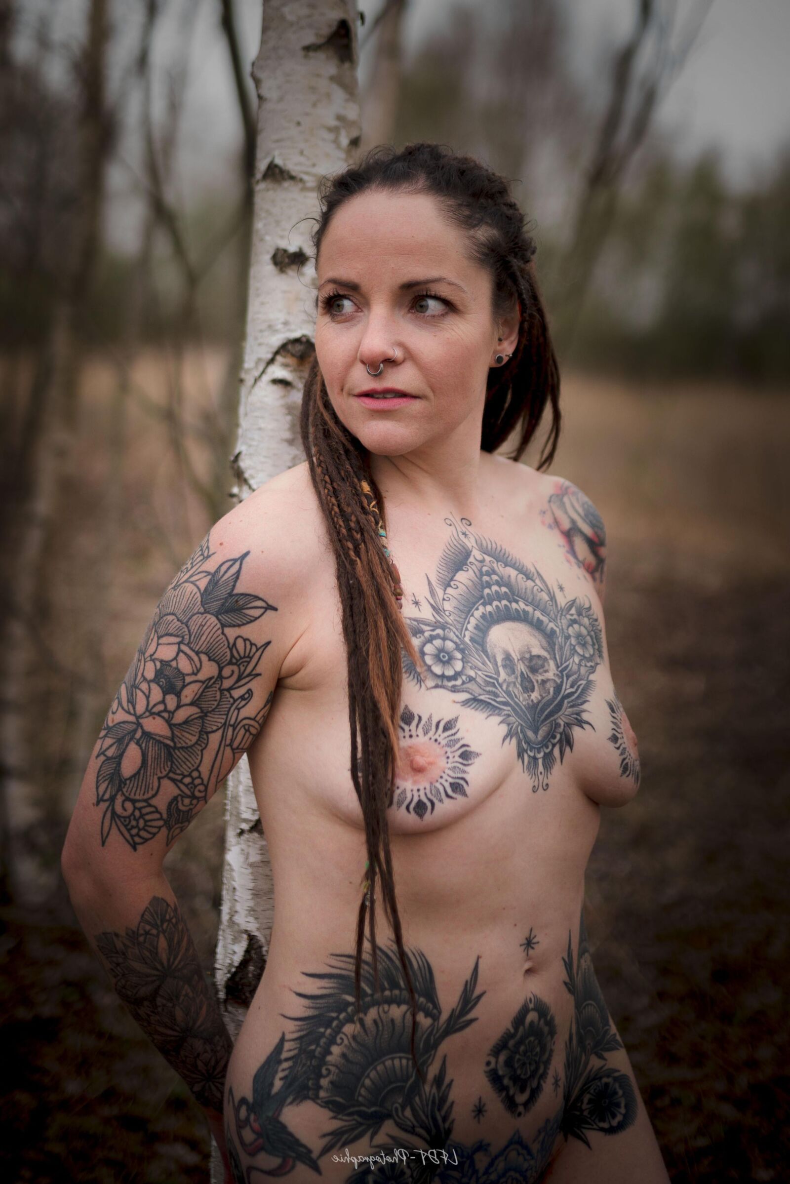 Modificações extremas: tatuagens travessores de piercings esticados