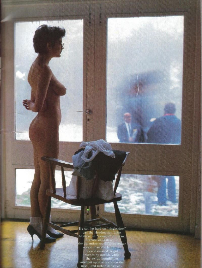 Retro Spanking errötet Bild, das durch das Fenster gesehen wird