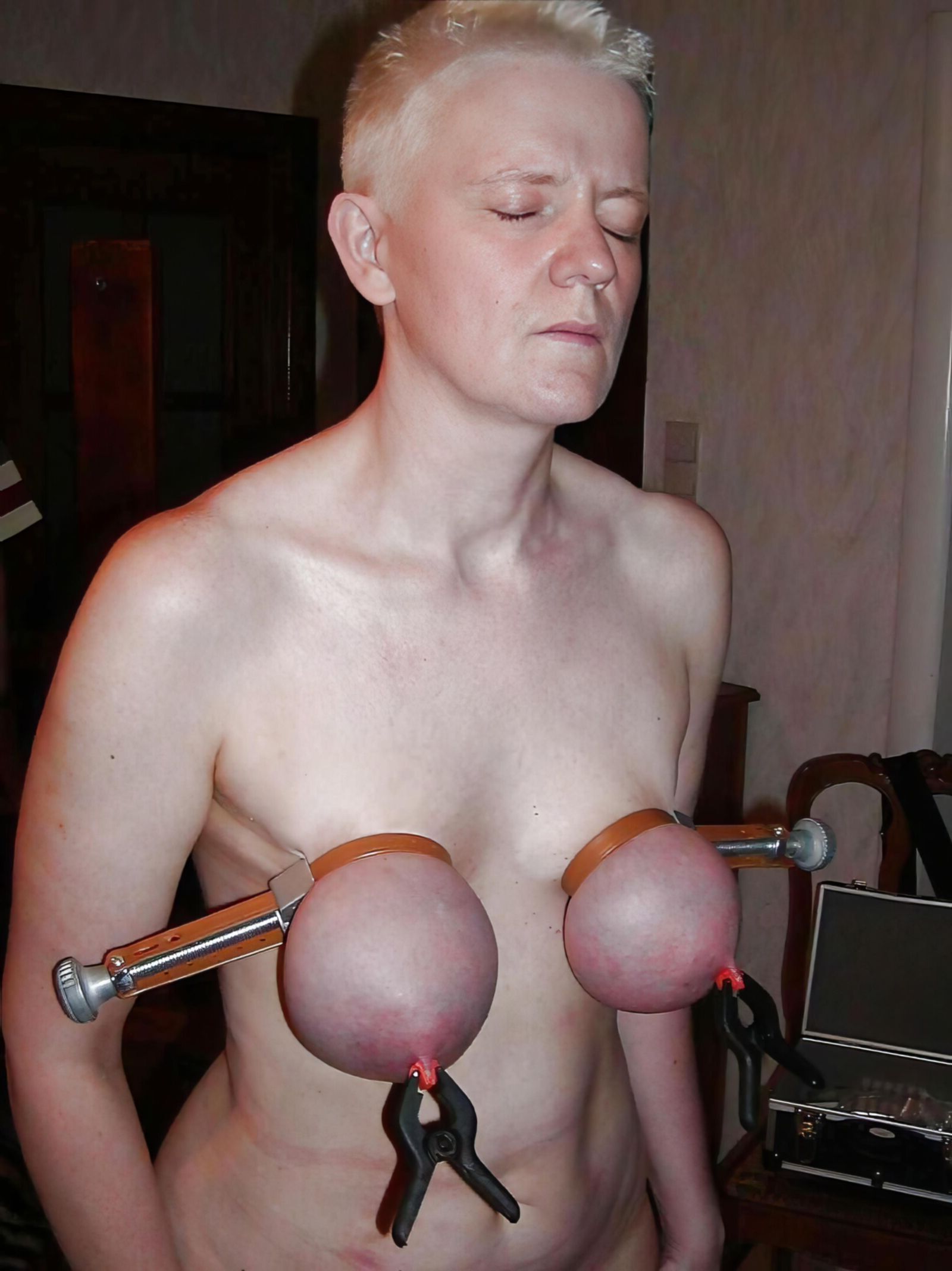 BDSM乳房が圧縮されました