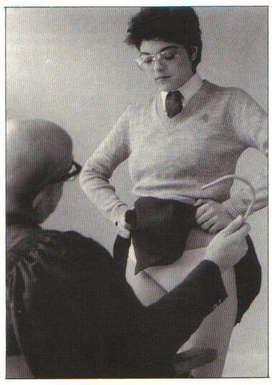 Retro Spanking errötet Bild, das durch das Fenster gesehen wird