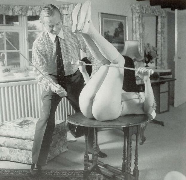 Retro Spanking errötet Bildset Serena Majorette