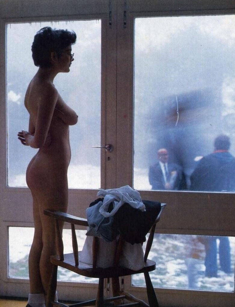 Retro Spanking errötet Bild, das durch das Fenster gesehen wird