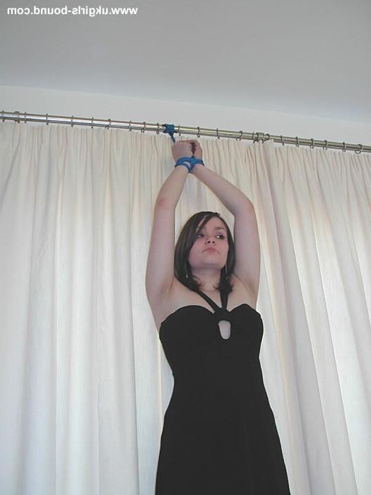 Katrina amarrada em vestido