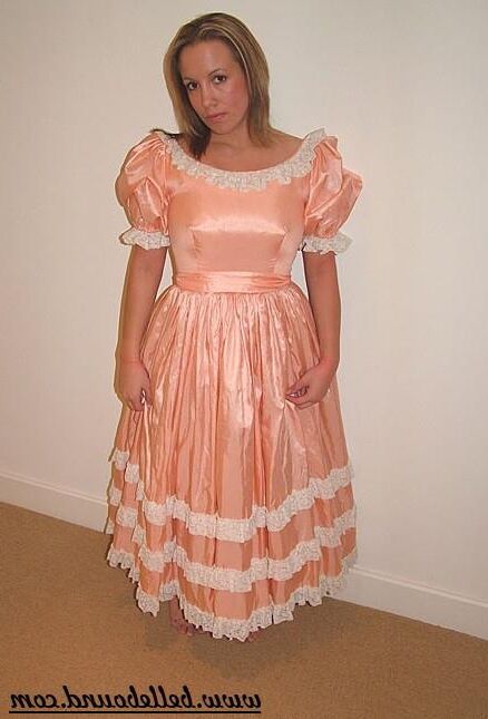 Chrissie amarrado em vestido rosa