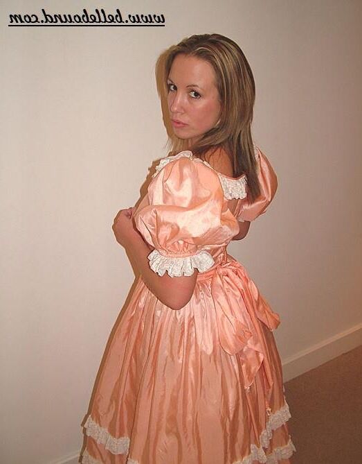 Chrissie amarrado em vestido rosa