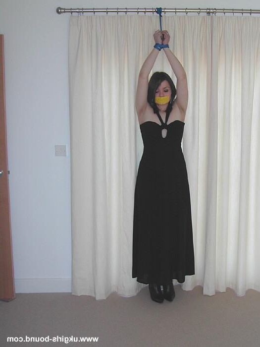 Katrina amarrada em vestido