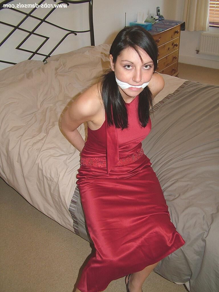 Manda marie amarrada de vestido