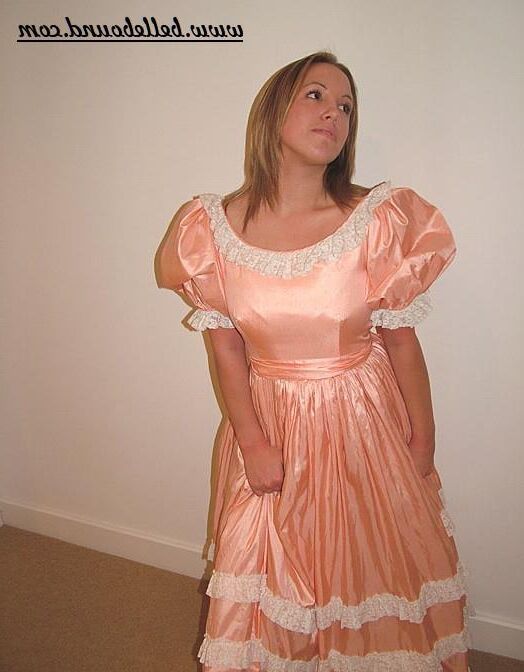 Chrissie amarrado em vestido rosa