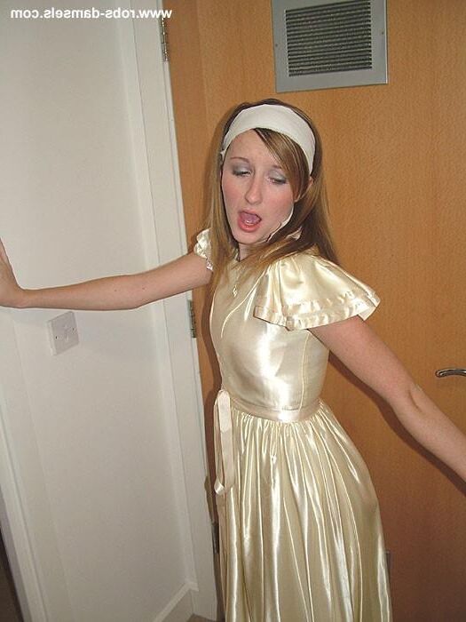 Sophia Smith encadernado em vestido