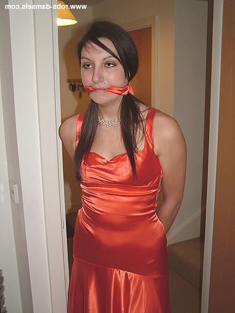 Manda marie amarrada em vestido de cetim laranja