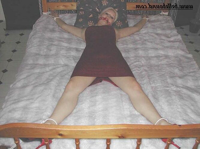 Kylie ligada à cama