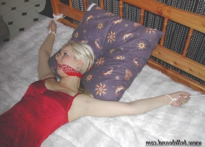 Kylie ligada à cama
