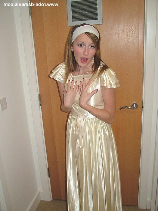 Sophia Smith encadernado em vestido