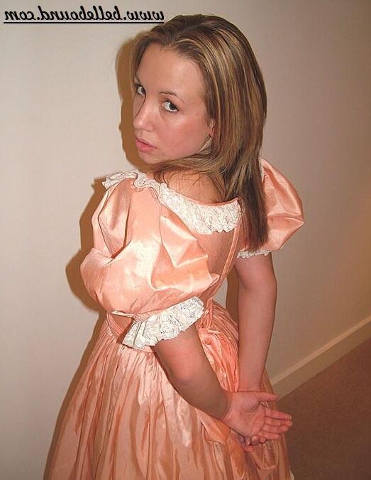 Chrissie amarrado em vestido rosa