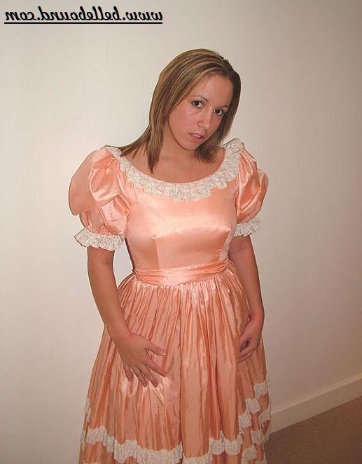 Chrissie amarrado em vestido rosa