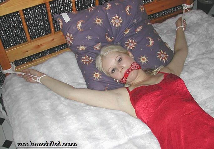 Kylie ligada à cama