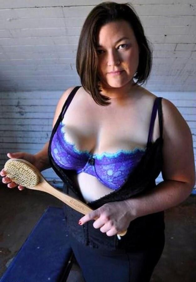 Maîtresse féminine avec brosse à cheveux