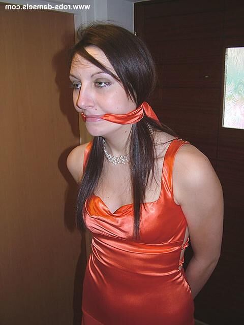 Manda marie amarrada em vestido de cetim laranja