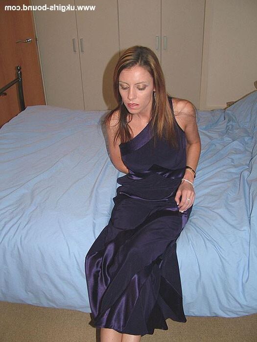 Clair amarrado em vestido roxo