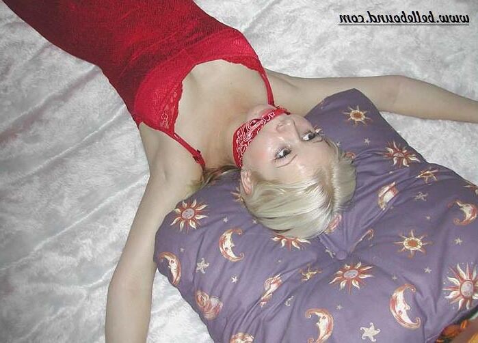 Kylie ligada à cama