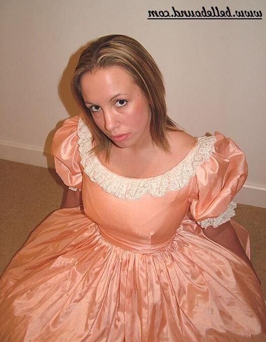 Chrissie amarrado em vestido rosa