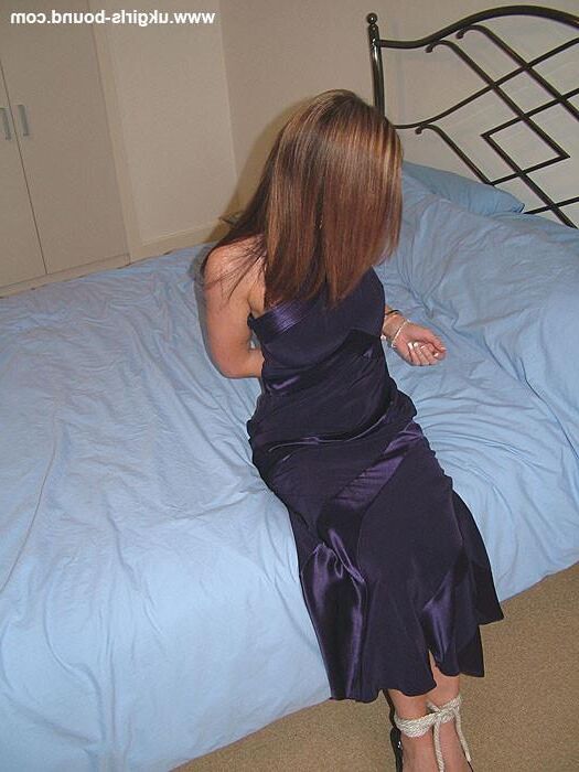 Clair amarrado em vestido roxo