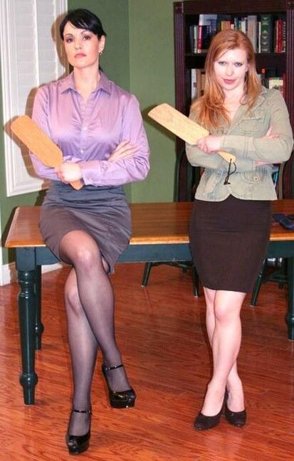 Maîtresse Femdom avec pagaie