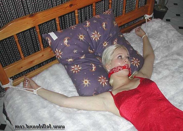 Kylie ligada à cama