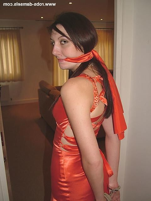 Manda marie amarrada em vestido de cetim laranja