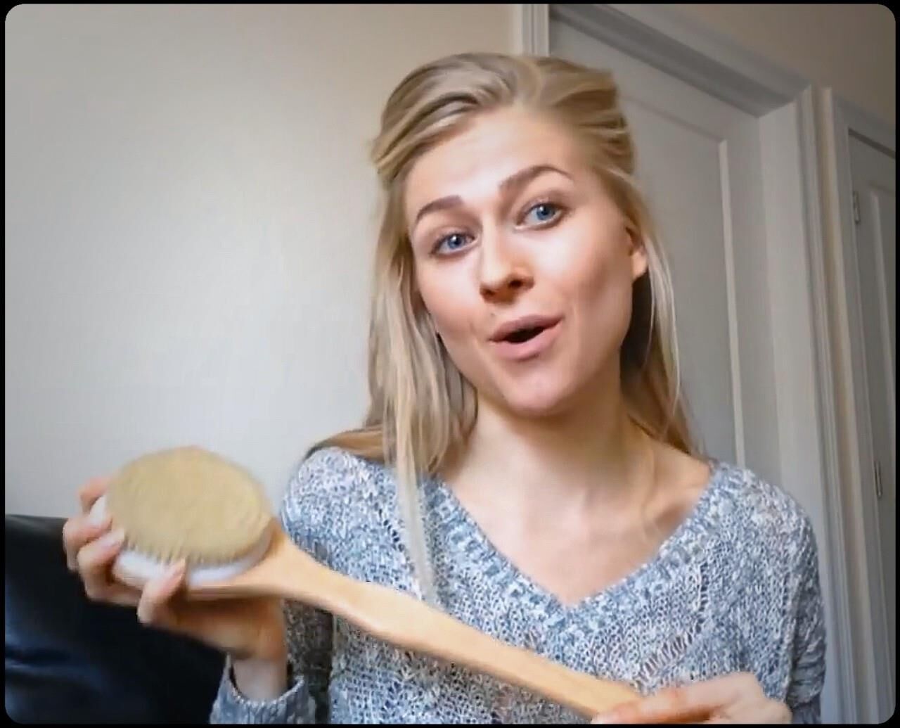 Maîtresse féminine avec brosse à cheveux