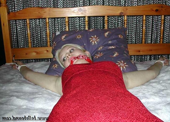 Kylie ligada à cama
