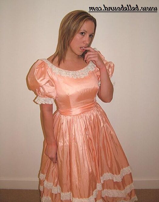 Chrissie amarrado em vestido rosa