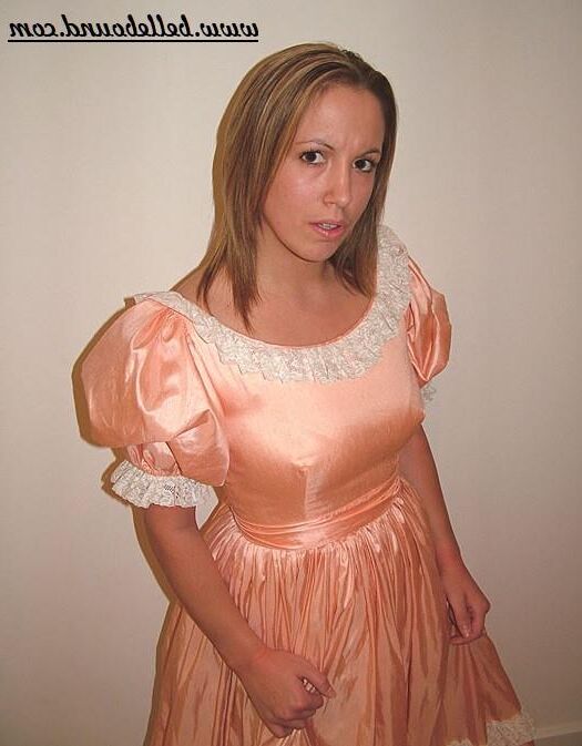 Chrissie amarrado em vestido rosa