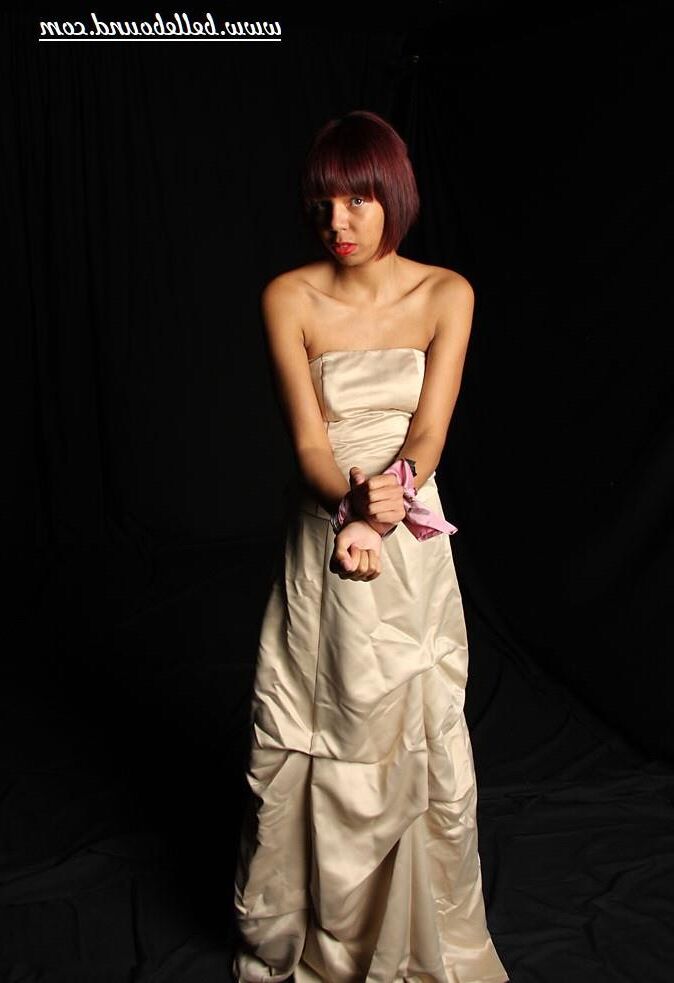 Chanti amarrado em vestido de marfim