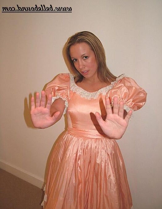 Chrissie amarrado em vestido rosa