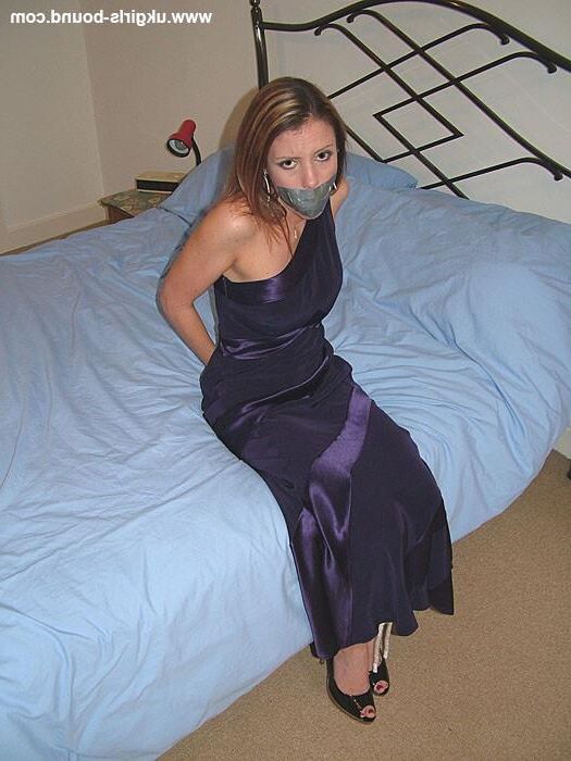 Clair amarrado em vestido roxo